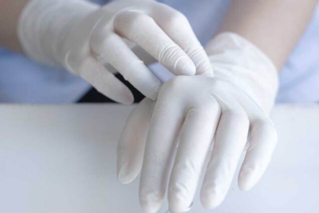 Перчатки не спасут от коронавируса: медики развенчали миф