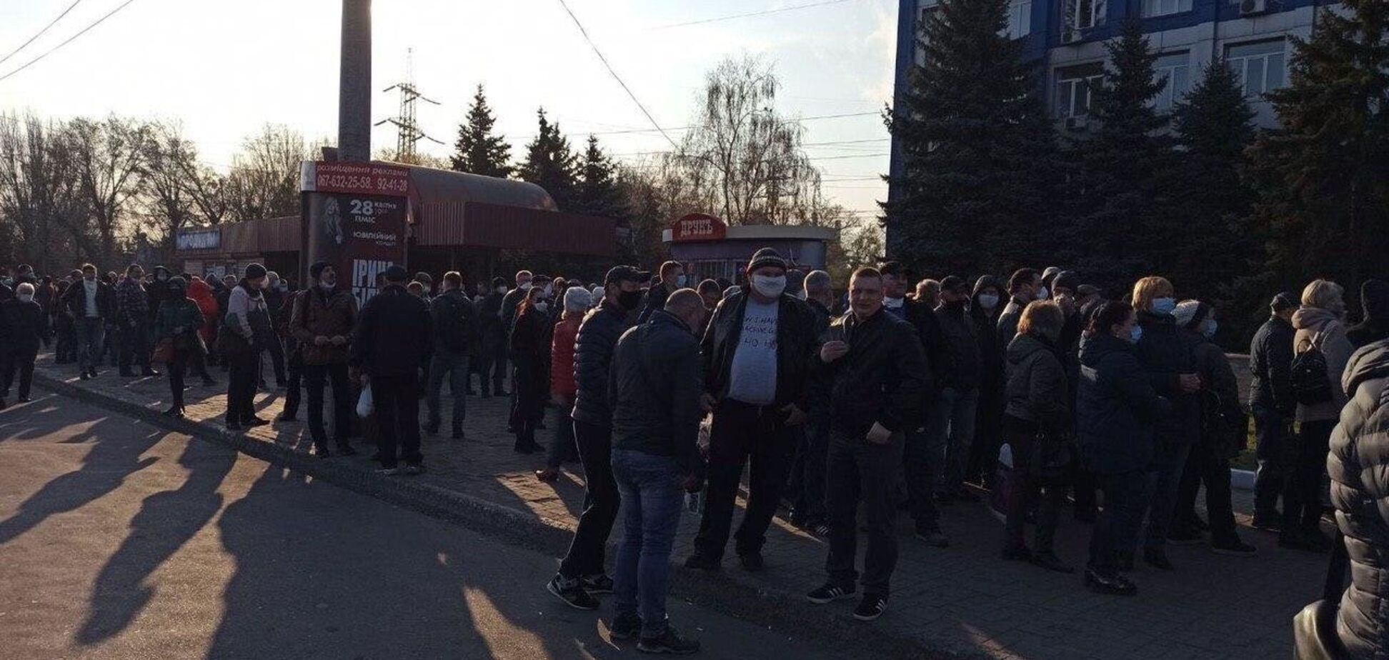 У Кривому Розі оштрафували 'організаторів' величезної черги для видачі спецперепусток