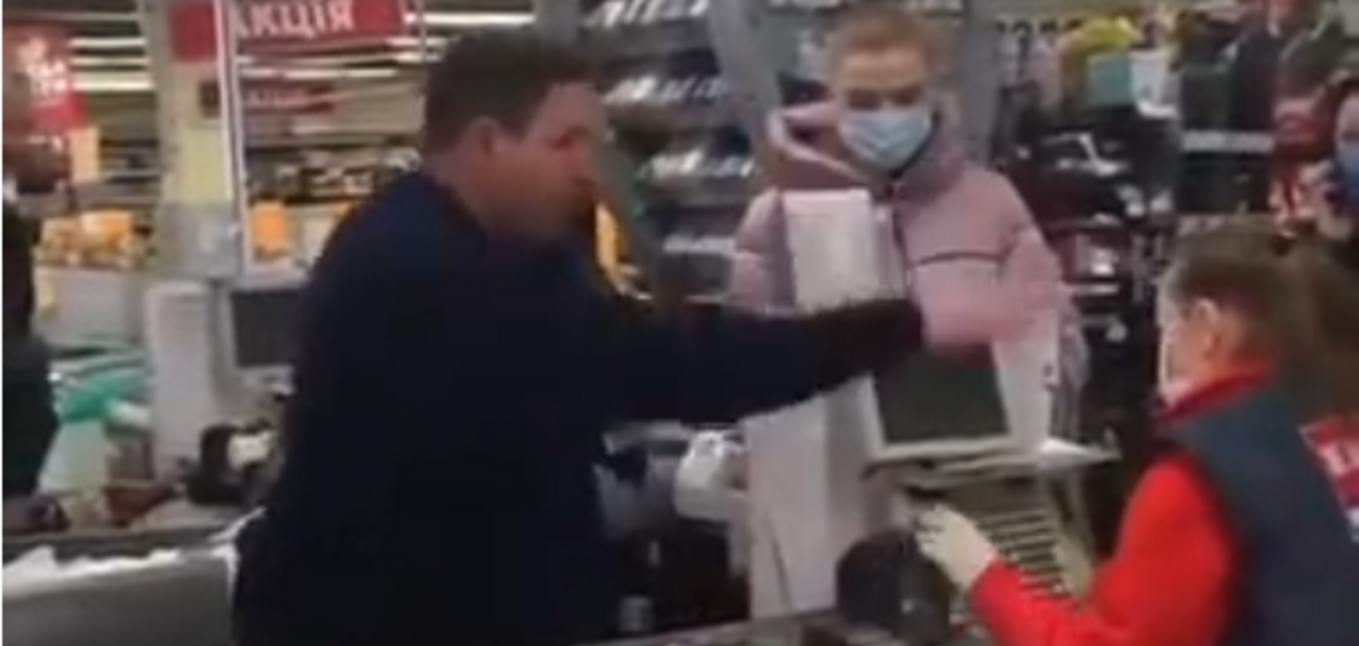 Украинец устроил скандал в супермаркете из-за сдачи мелочью. Позорное видео