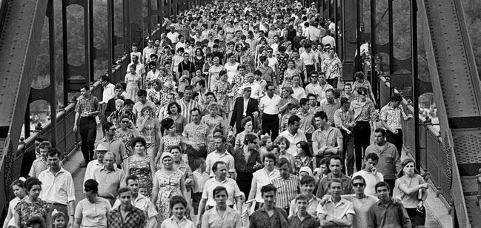 Натовп людей на Пішохідному мосту в Києві