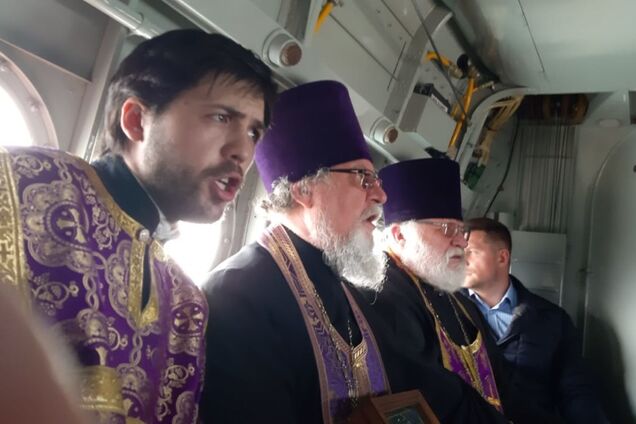 В России священники на самолете устроили "крестный ход против коронавируса". Фото