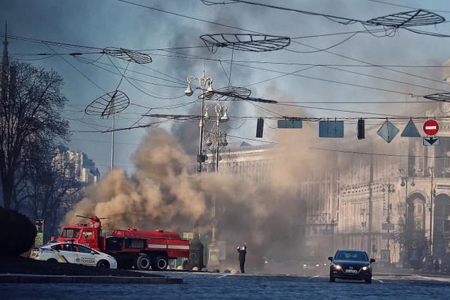 В центре Киева на Крещатике вспыхнул мощный пожар. Фото и видео