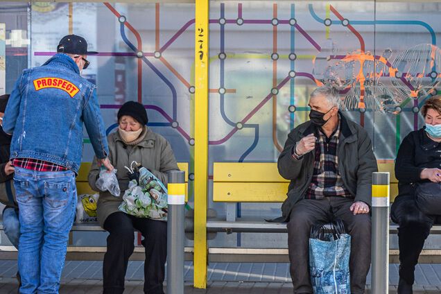 В Днепре байкеры бесплатно раздавали прохожим маски и продукты. Фото