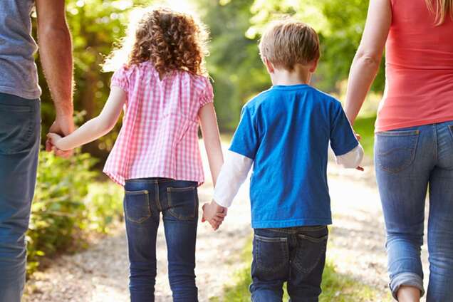 Скільки людей можуть супроводжувати дитину з 6 квітня: поліція дала роз'яснення