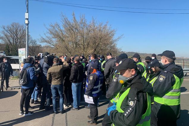 У київському Гідропарку поліція перекрила спортмайданчик: люди влаштували скандал. Відео