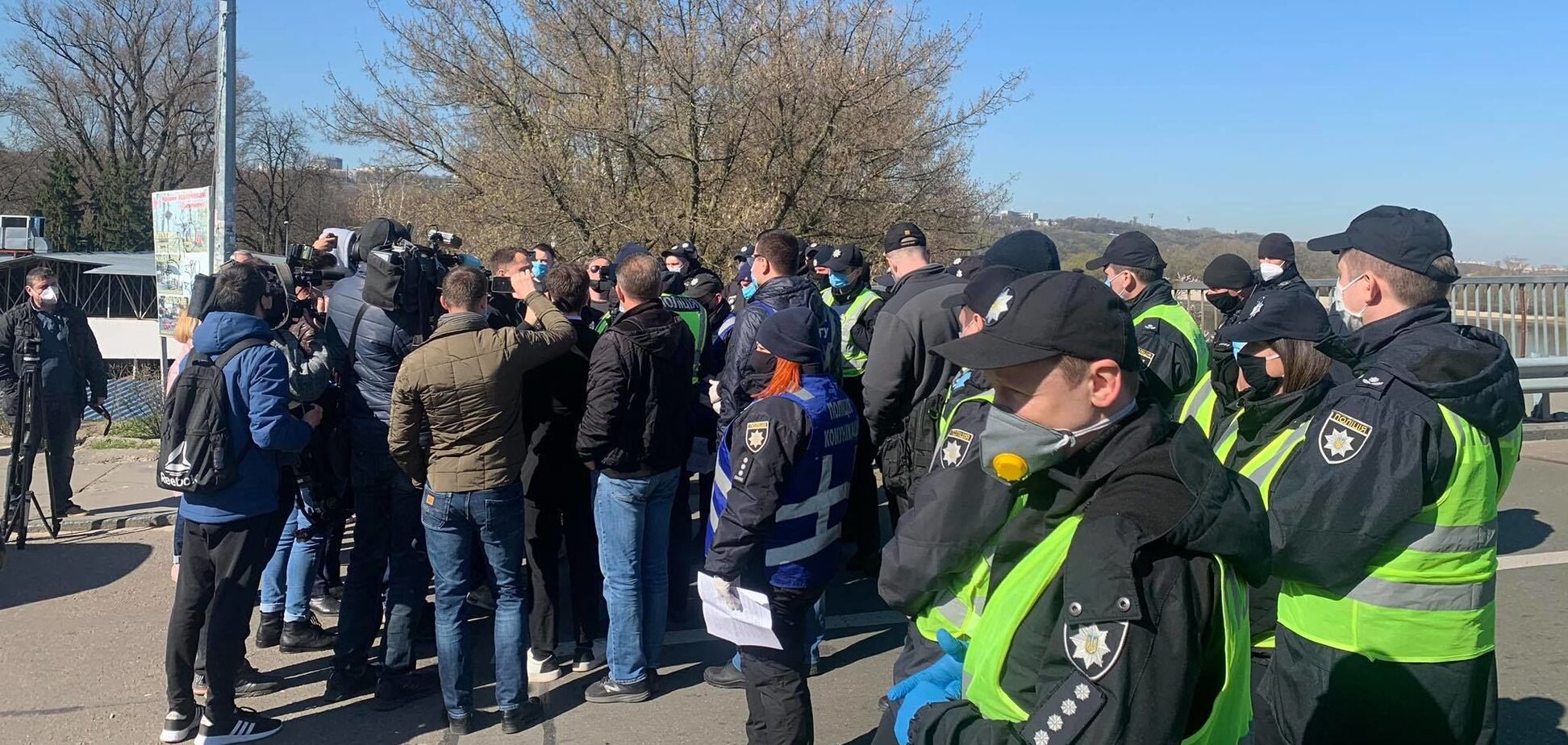 В киевском Гидропарке полиция перекрыла спортплощадку, а люди устроили скандал