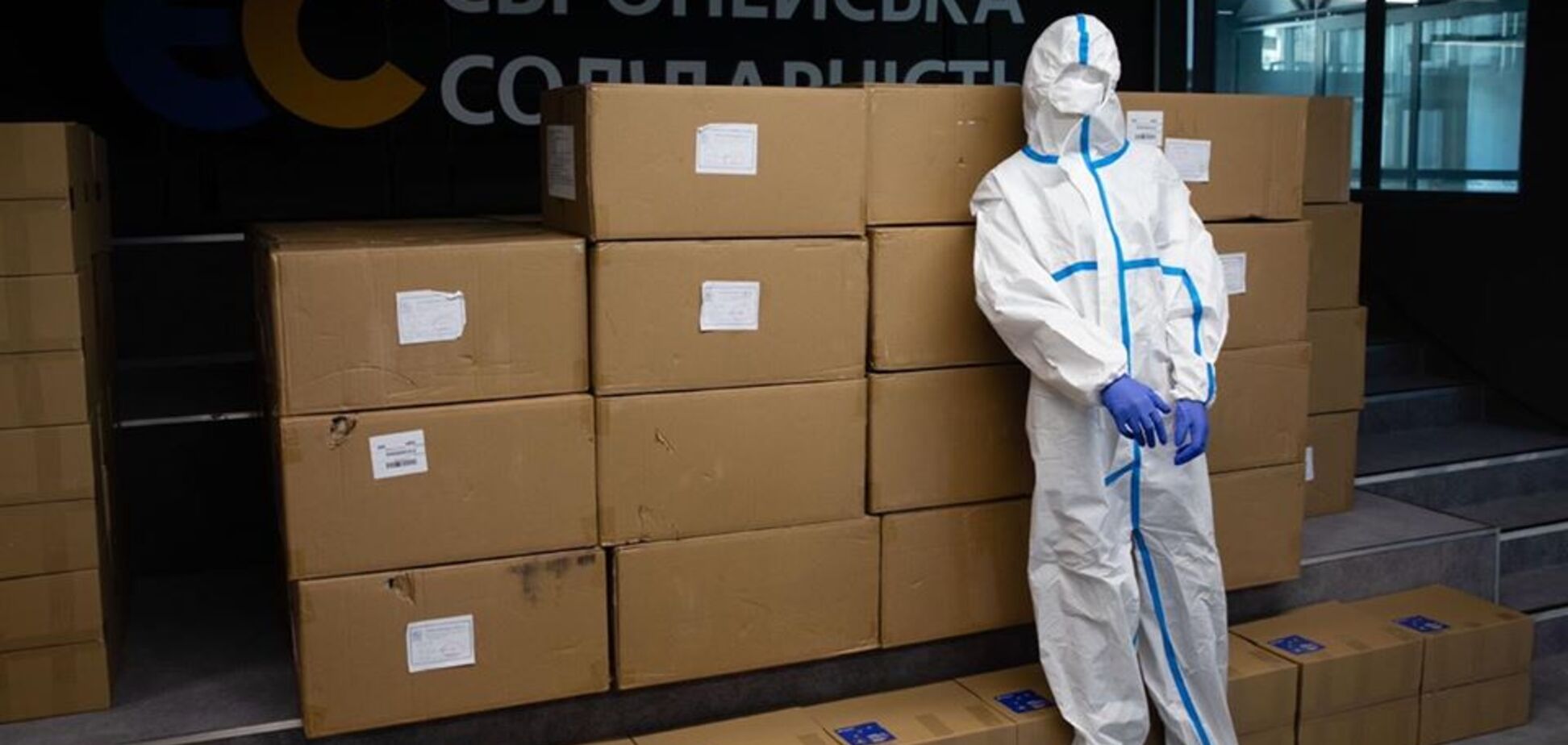 Первые медицинские костюмы от Порошенко начали передавать в регионы: сколько получат области