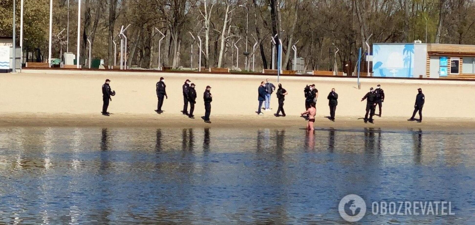 У мережі висміяли ситуацію з плавцем і поліцейськими в київському Гідропарку. Фото і відео