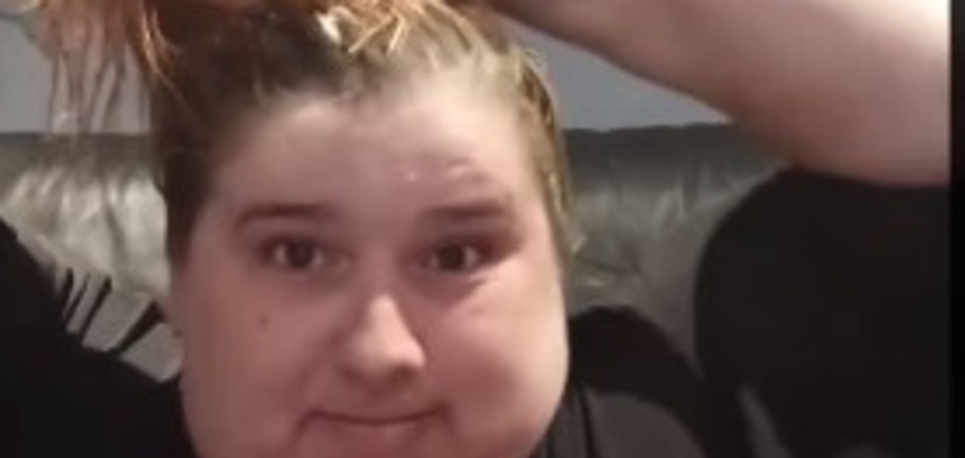 Дівчина обрізала волосся ножем через карантин і стала популярною в мережі. Відео