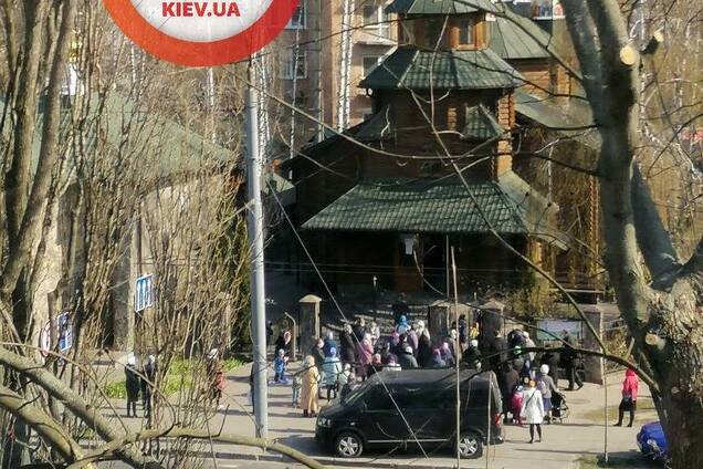 У Києві натовп із дітьми прийшов до церкви під час карантину