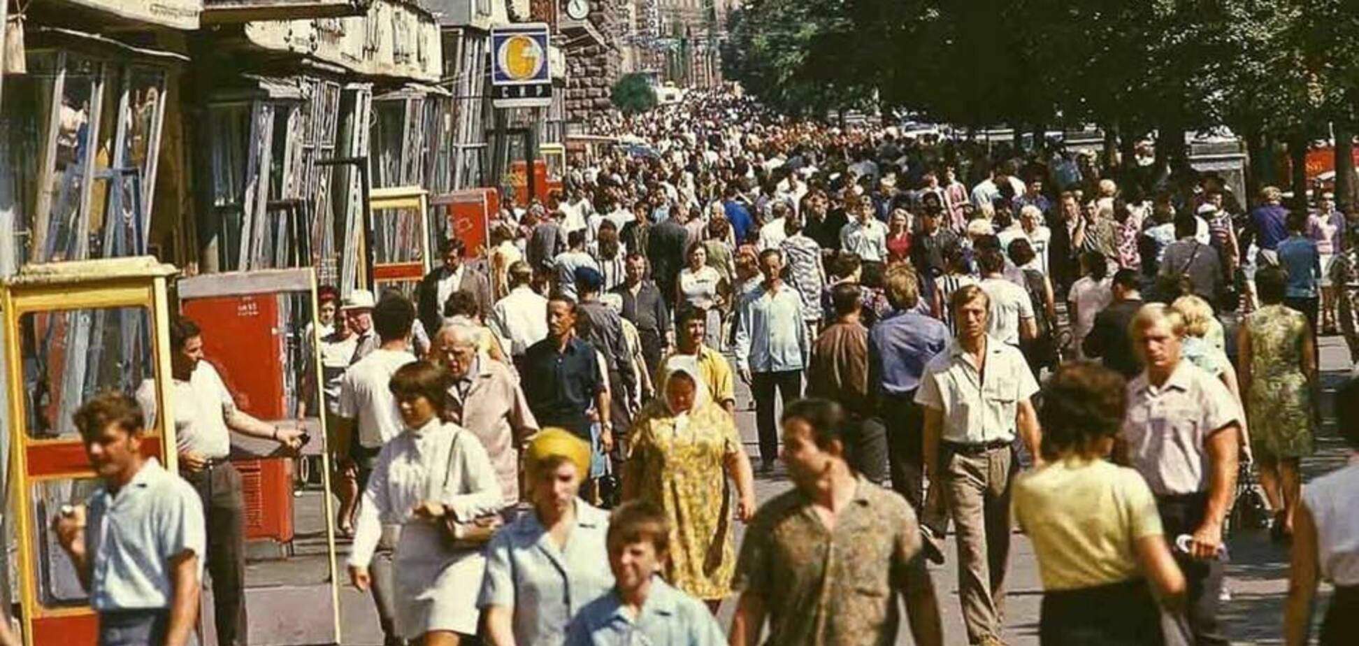 Толпа людей в центре Киева в 70-х годах