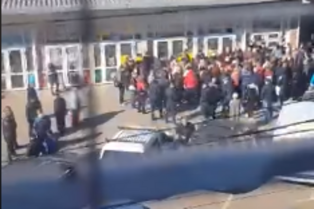 Натовп під ринком в Житомирі потрапив на відео