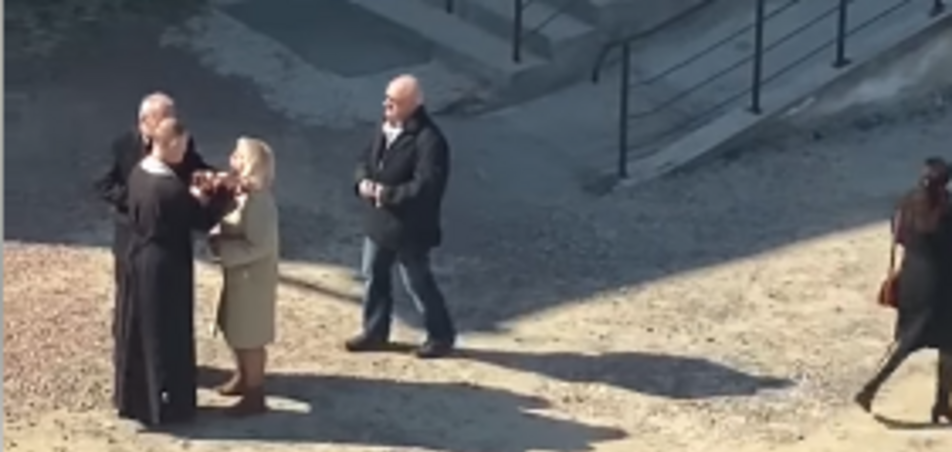 Во Львове людей причащали за церковью из одной ложки