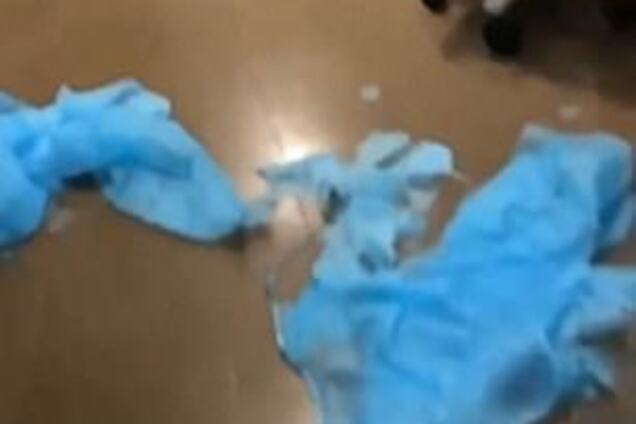 В охопленій COVID-19 Франції на медсестрах на шматки розпалися захисні халати: опубліковані фото і відео