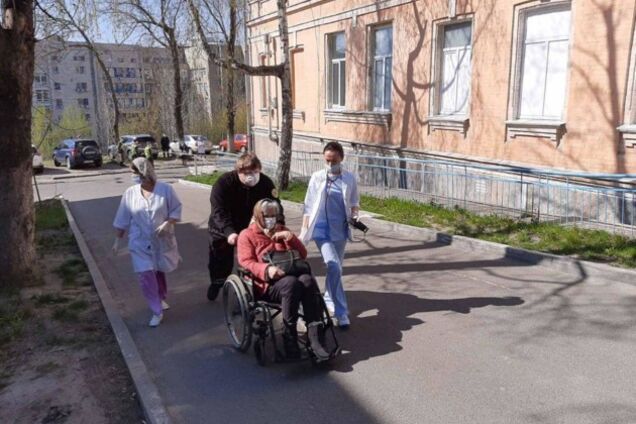 У Києві пацієнтів повернули у лікарню після "мінування". Фото