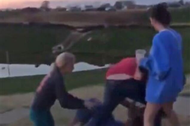 В США врач решил задушить девушку за несоблюдение дистанции. Фото и видео