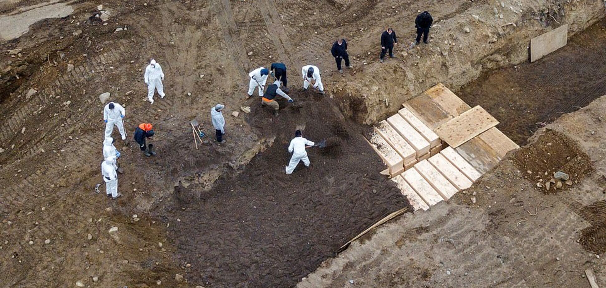 Острів-братська могила: під Нью-Йорком зняли страшні фото з трунами в три рівні