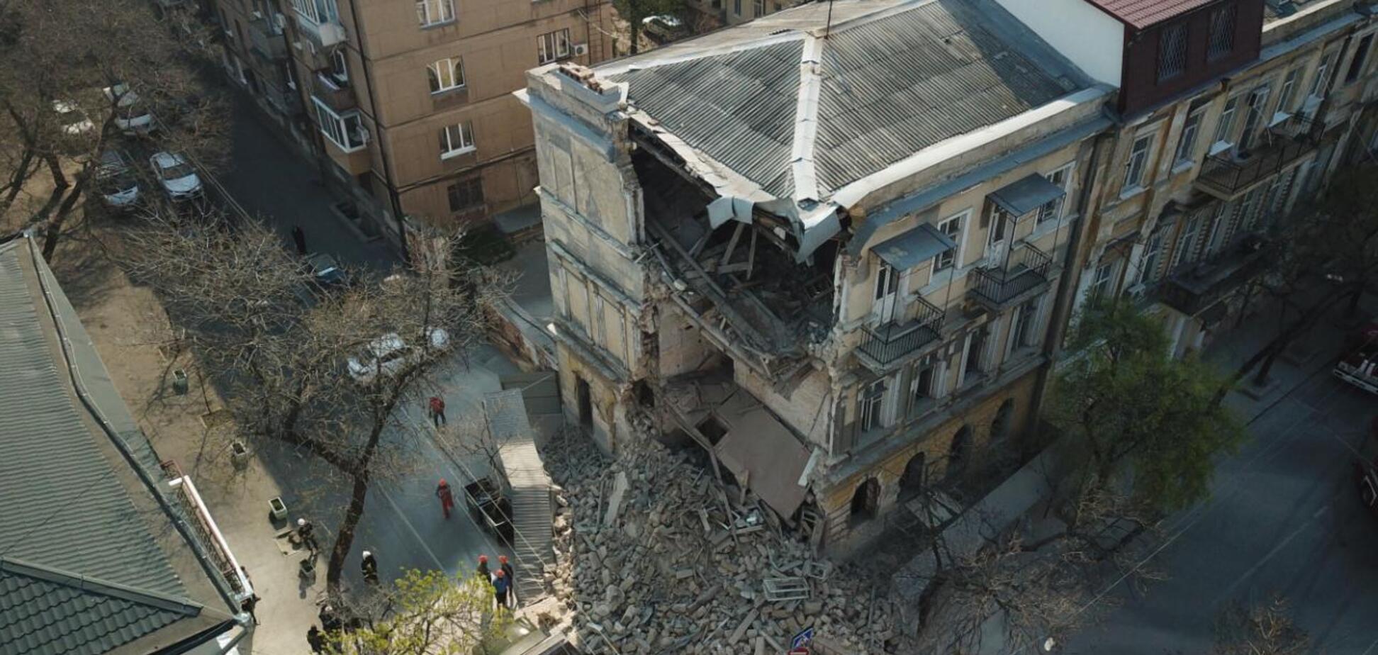 В центре Одессы обрушился старинный дом. Первые фото с места ЧП