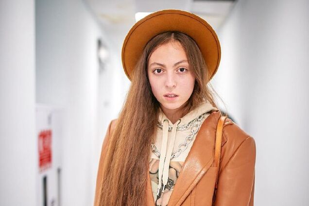 Прикрылась подушкой: 15-летняя дочь Поляковой удивила сеть пикантным снимком