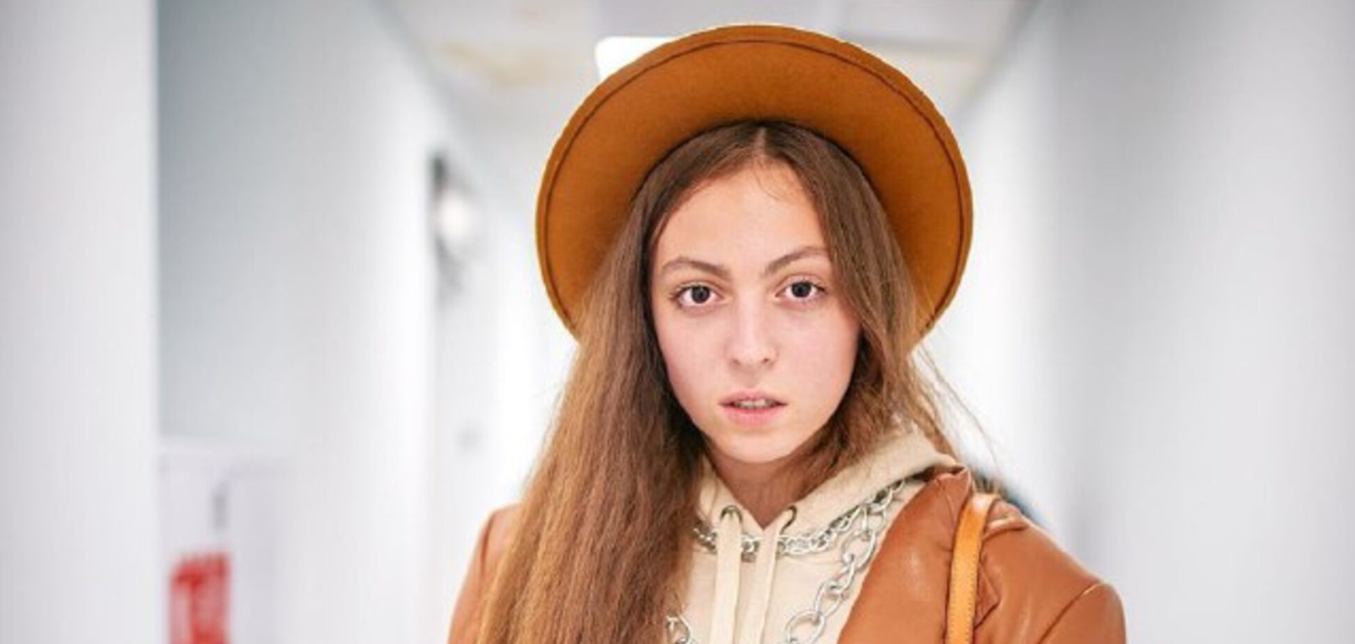 Прикрылась подушкой: 15-летняя дочь Поляковой удивила сеть пикантным снимком