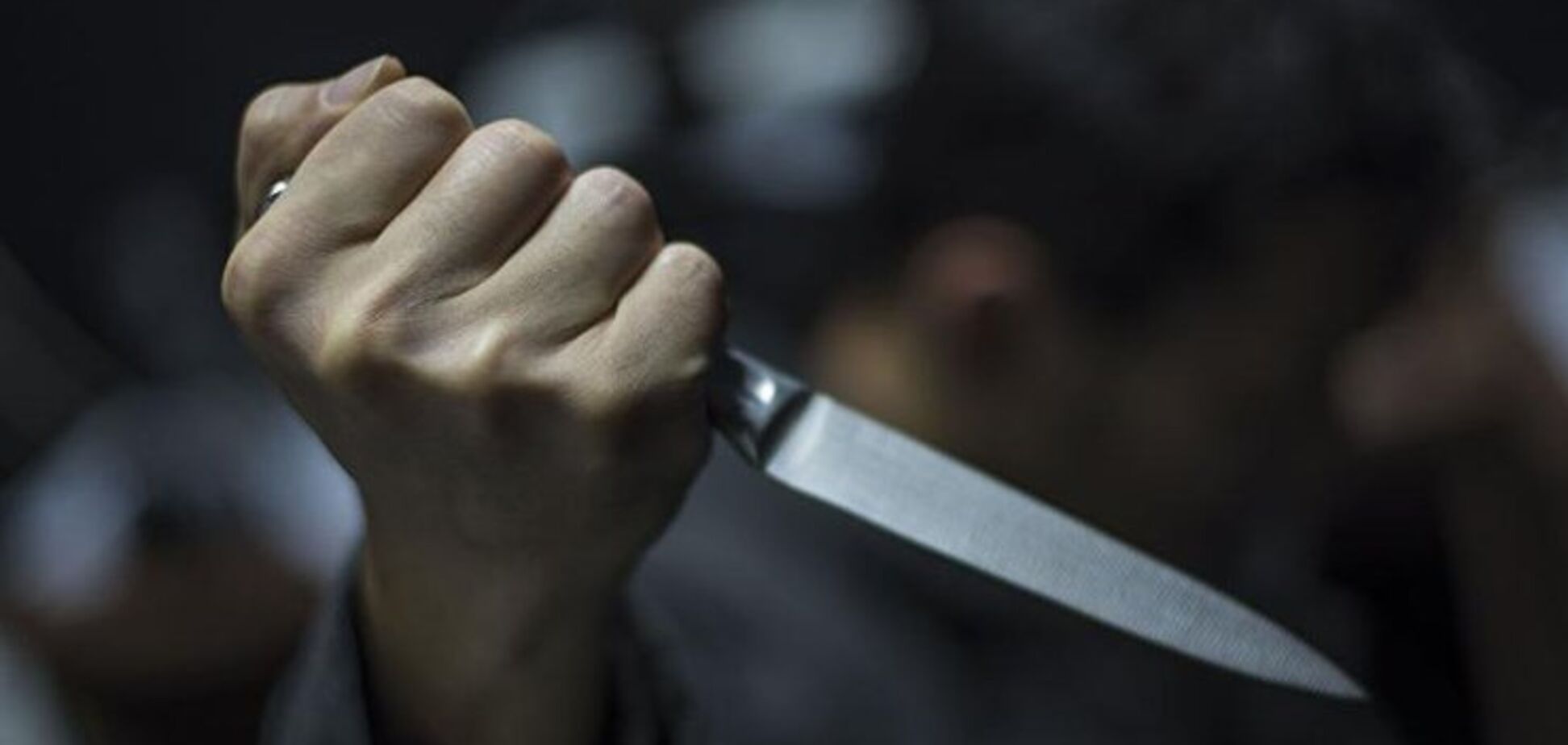 У Дніпрі озброєний чоловік посеред вулиці напав на жінку