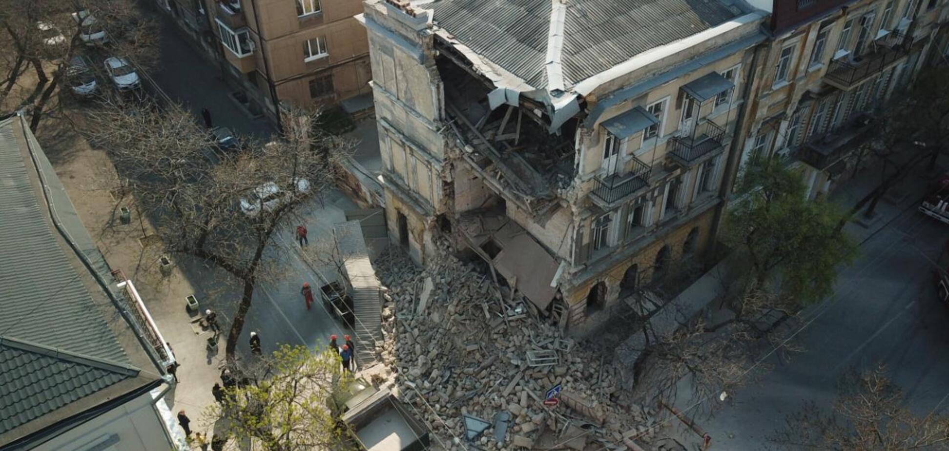 Момент обрушения старинного дома в Одессе попал на видео