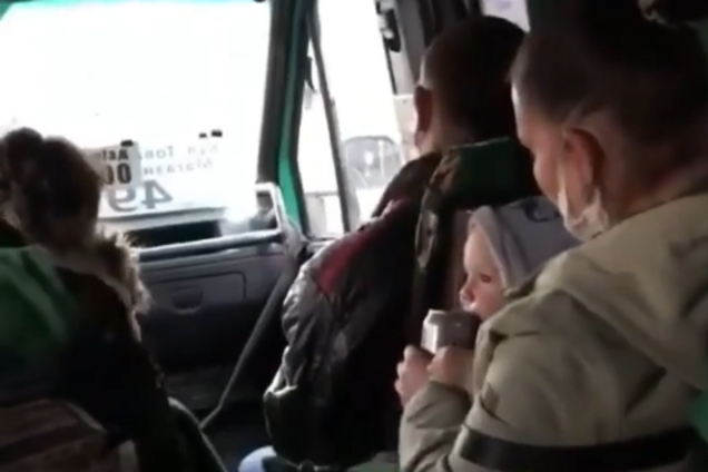 В Запорожье мать спаивала ребенка алкогольным энергетиком в маршрутке: появилось видео