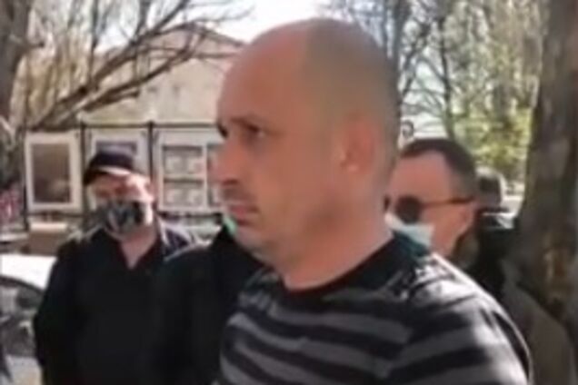 В Николаеве маршрутчика заставили на коленях просить прощения у ветерана АТО. Видео