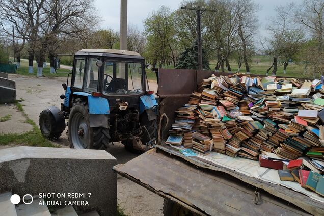 Под Одессой из села тракторами вывезли все книги: украинцы возмущены. Фото