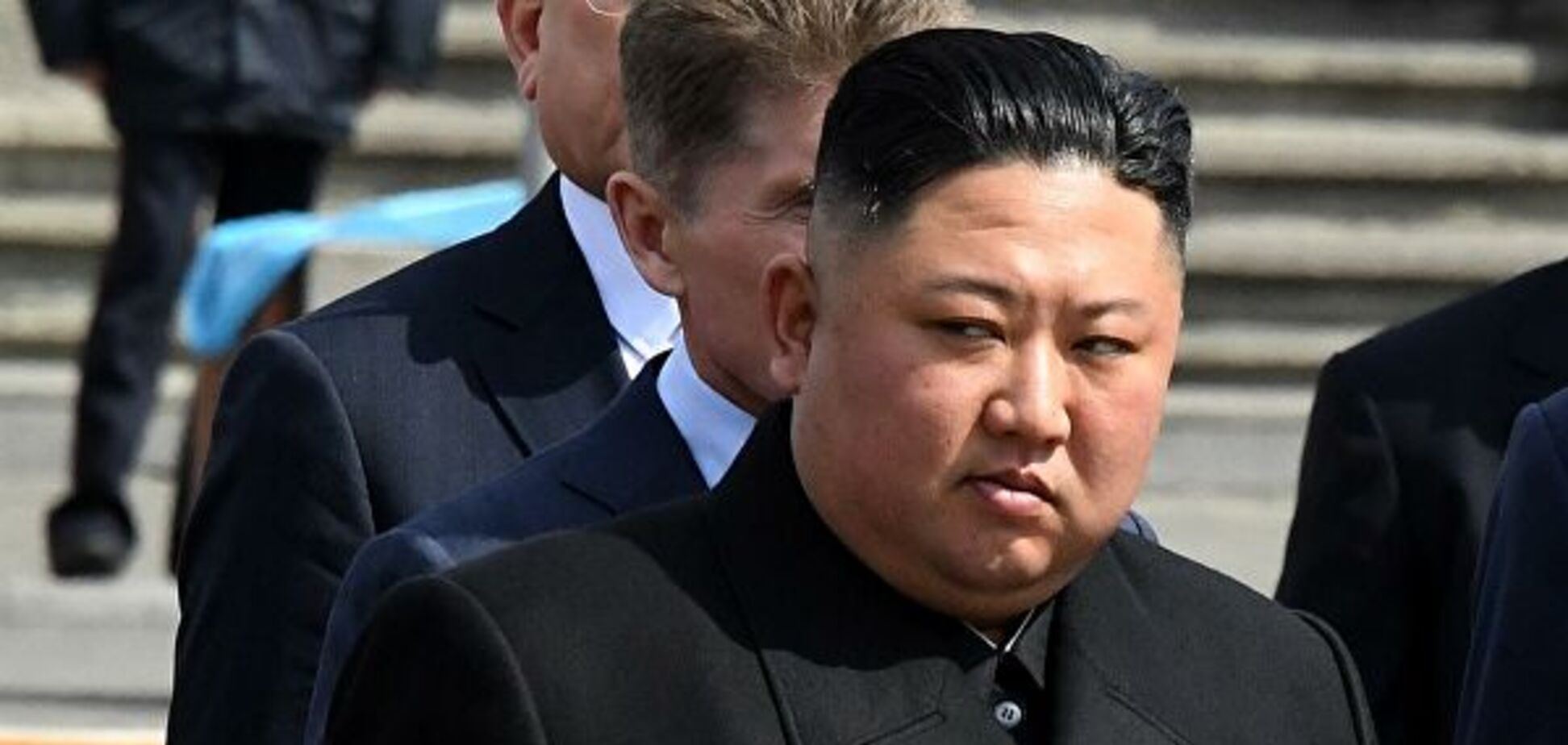 Что с левой рукой? На фото Ким Чен Ына до исчезновения увидели сигнал о болезни