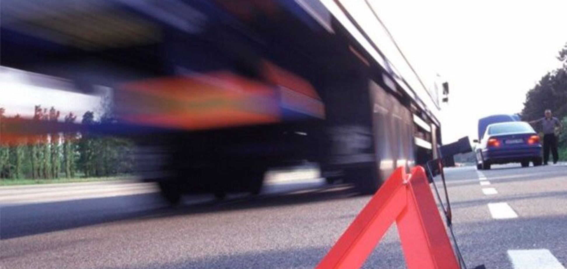 В Днепре пешеход угодил под колеса грузовика. Фото 18+