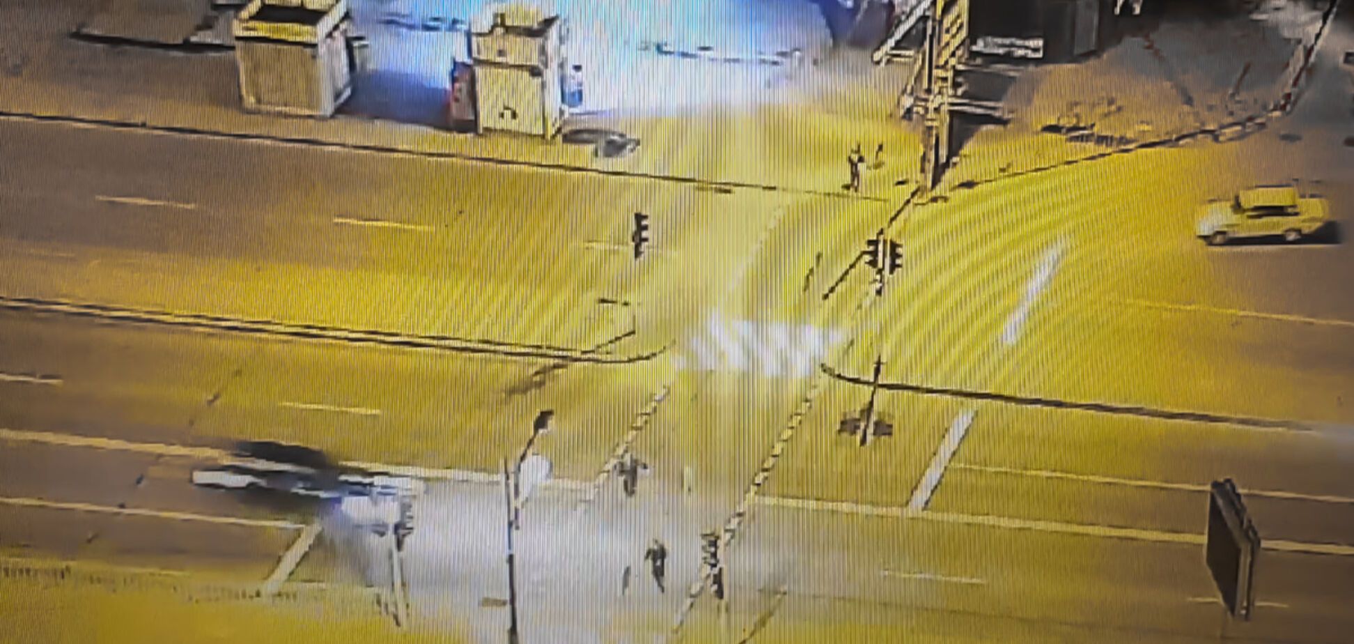 В Днепре автомобиль сбил мужчину, который перебегал дорогу: видео момента