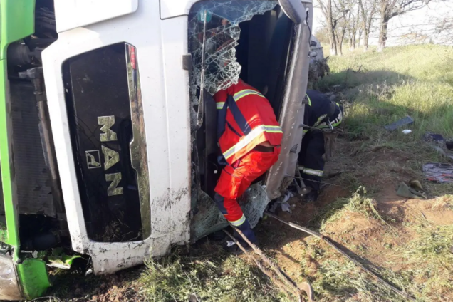 На Дніпропетровщині вантажівка з цистерною вилетіла в кювет: водія затиснуло в кабіні. Фото