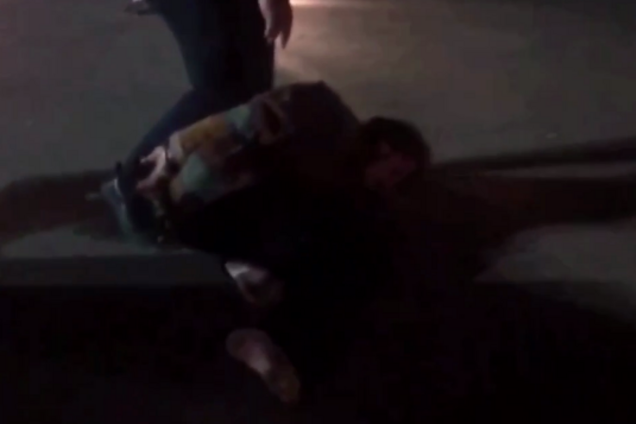 У Києві п'яний водій мотоцикла зламав ногу поліцейському. Відео 18+