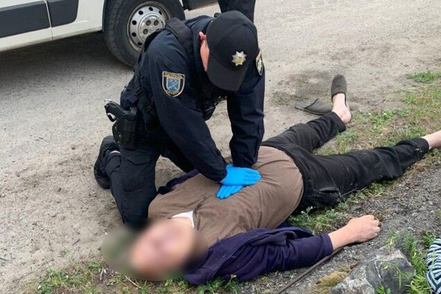 Чоловік в несвідомому стані впав на землю