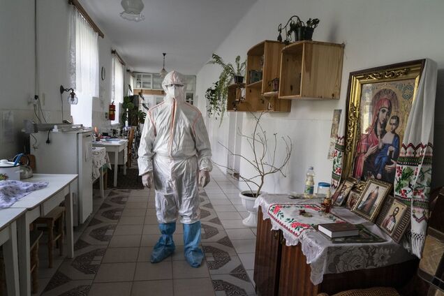 АР опубликовало фоторепортаж из перегруженных в пандемию больниц Украины