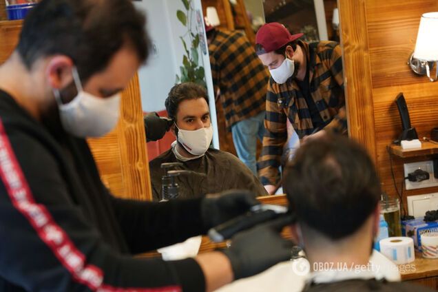 Парикмахерские – рассадник коронавируса: медик предупредил украинцев об опасности