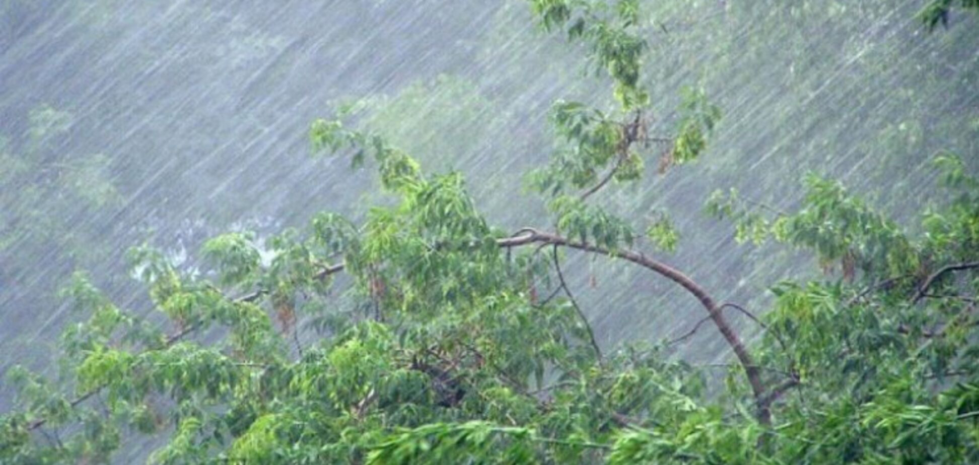 Град и порывы ветра: в Днепре объявили штормовое предупреждение