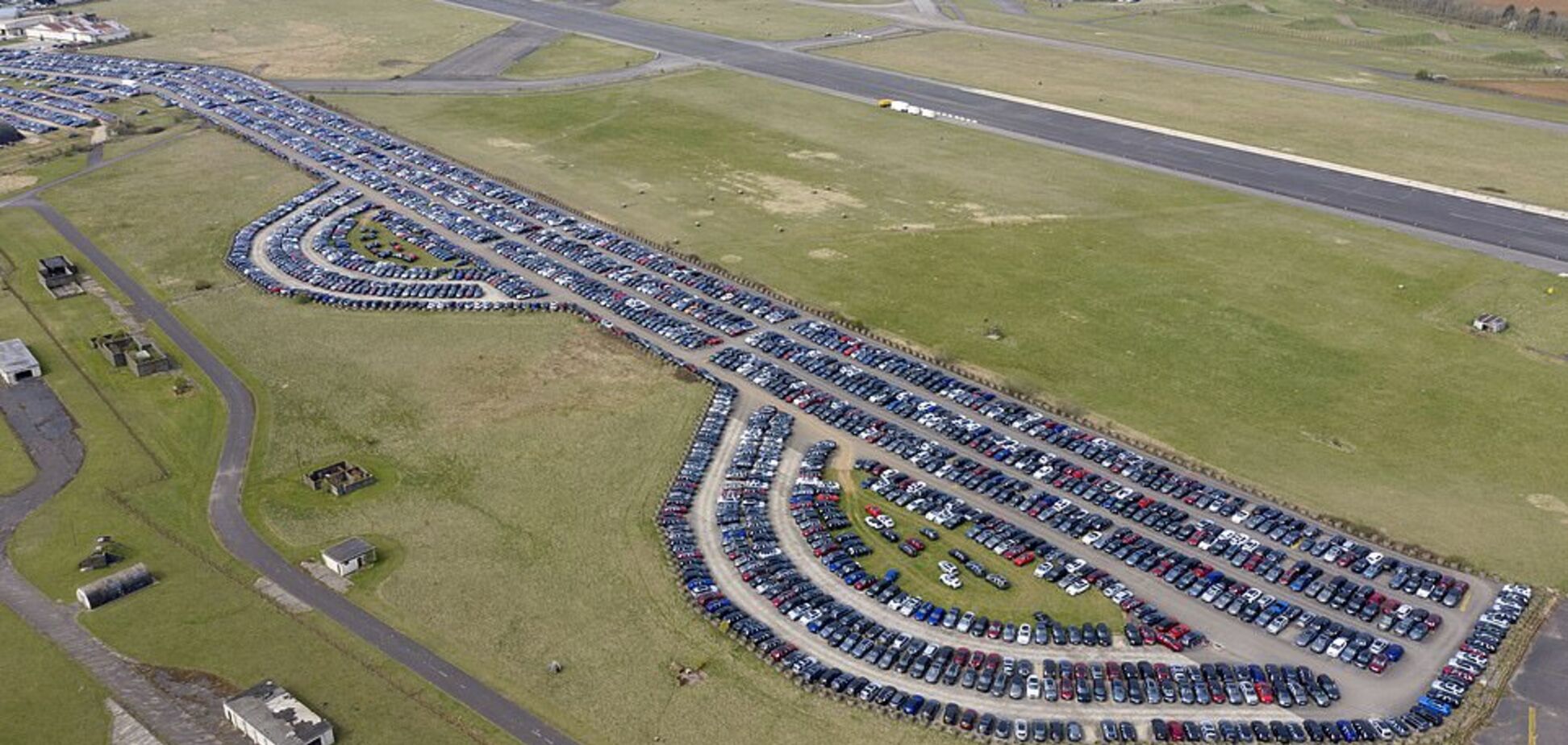 'Кладбище' с 2000 новых авто показали с высоты птичьего полета