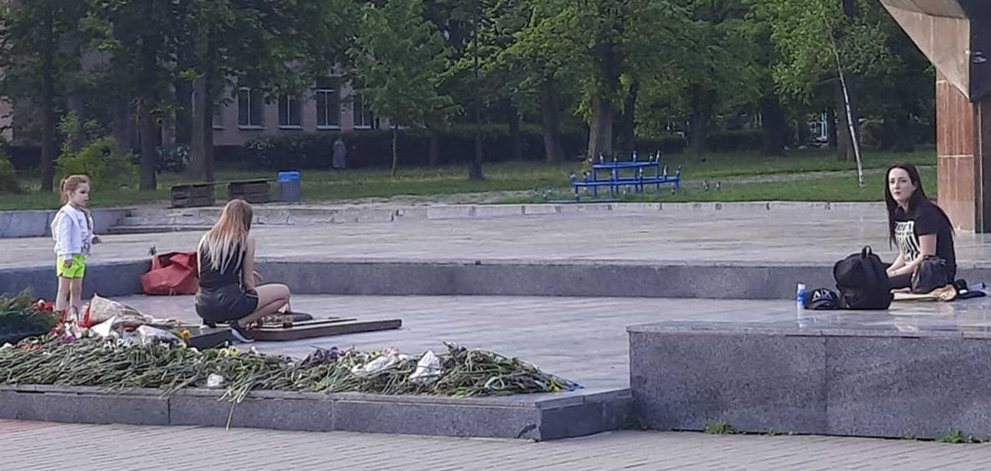 Під Києвом зняли п'яних дівчат, які смажили сосиски на 'вічному вогні'. Фото і відео