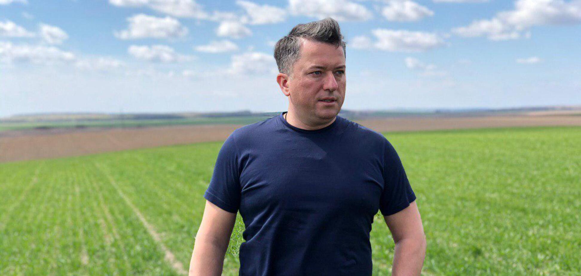 Нардеп від 'Слуги народу' підкорив мережу, надавши допомогу 93-річній бабусі