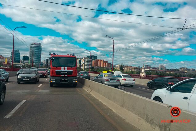 На Новому мосту в Дніпрі загорівся автомобіль: утворився величезний затор. Фото