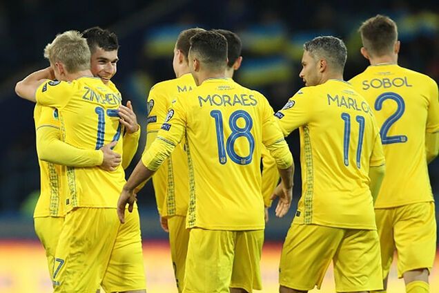 Жуниор Мораес празднует гол сборной Украины вместе с партнерами