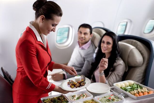 Стюардесса раскрыла опасность питания в самолете