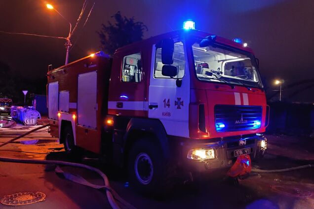 У Києві трапилася пожежа в житловому будинку: загинув молодий чоловік. Фото й відео 18+