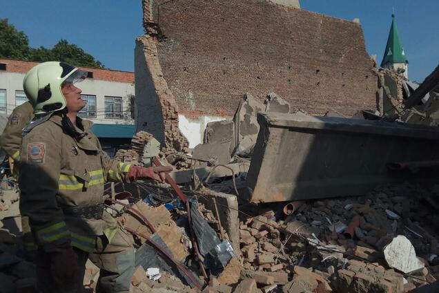 На Закарпатье рухнуло здание кинотеатра: есть жертва. Кадры 18+