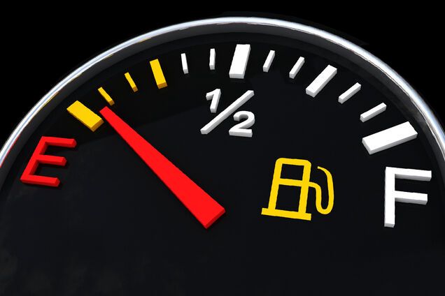 Голодная диета: почему нельзя ездить 'на лампочке'