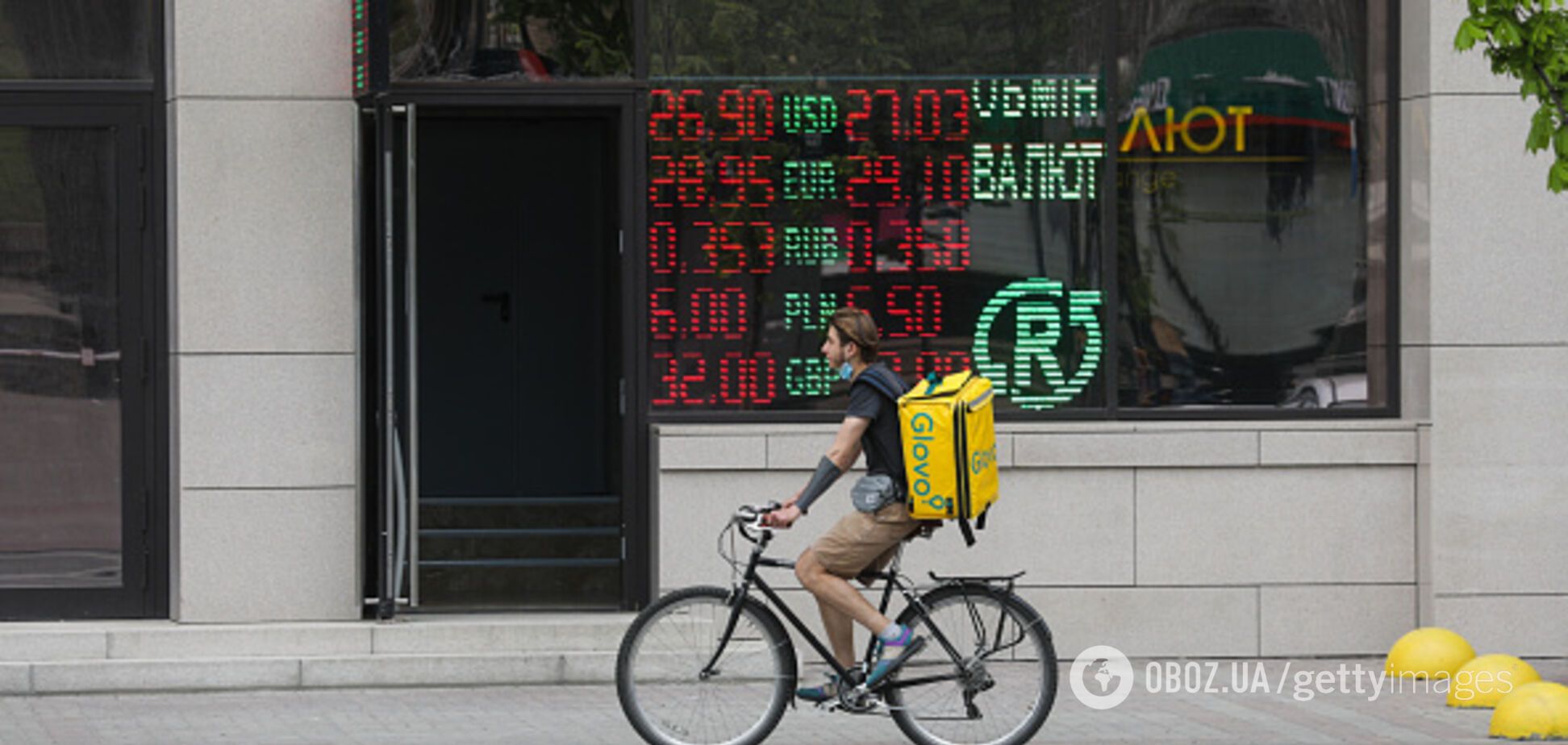 Доллар и евро еще сильнее упали: гривня начала отвоевывать докарантинные отметки