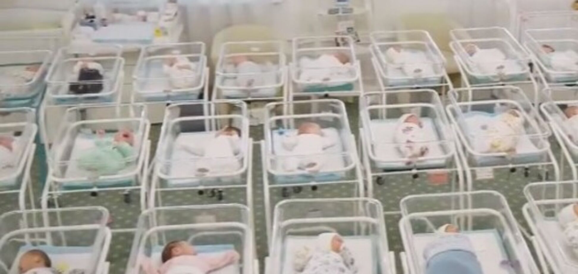 Суррогатная мать объяснила, куда девать отказных детей