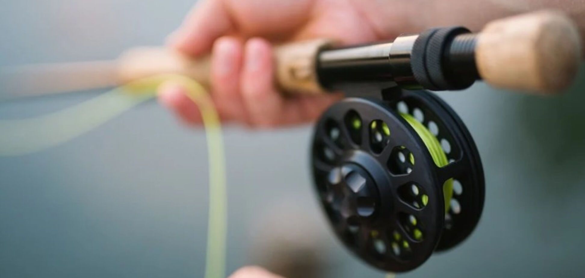 В Днепре у реки обнаружили мертвого мужчину. Фото 18+